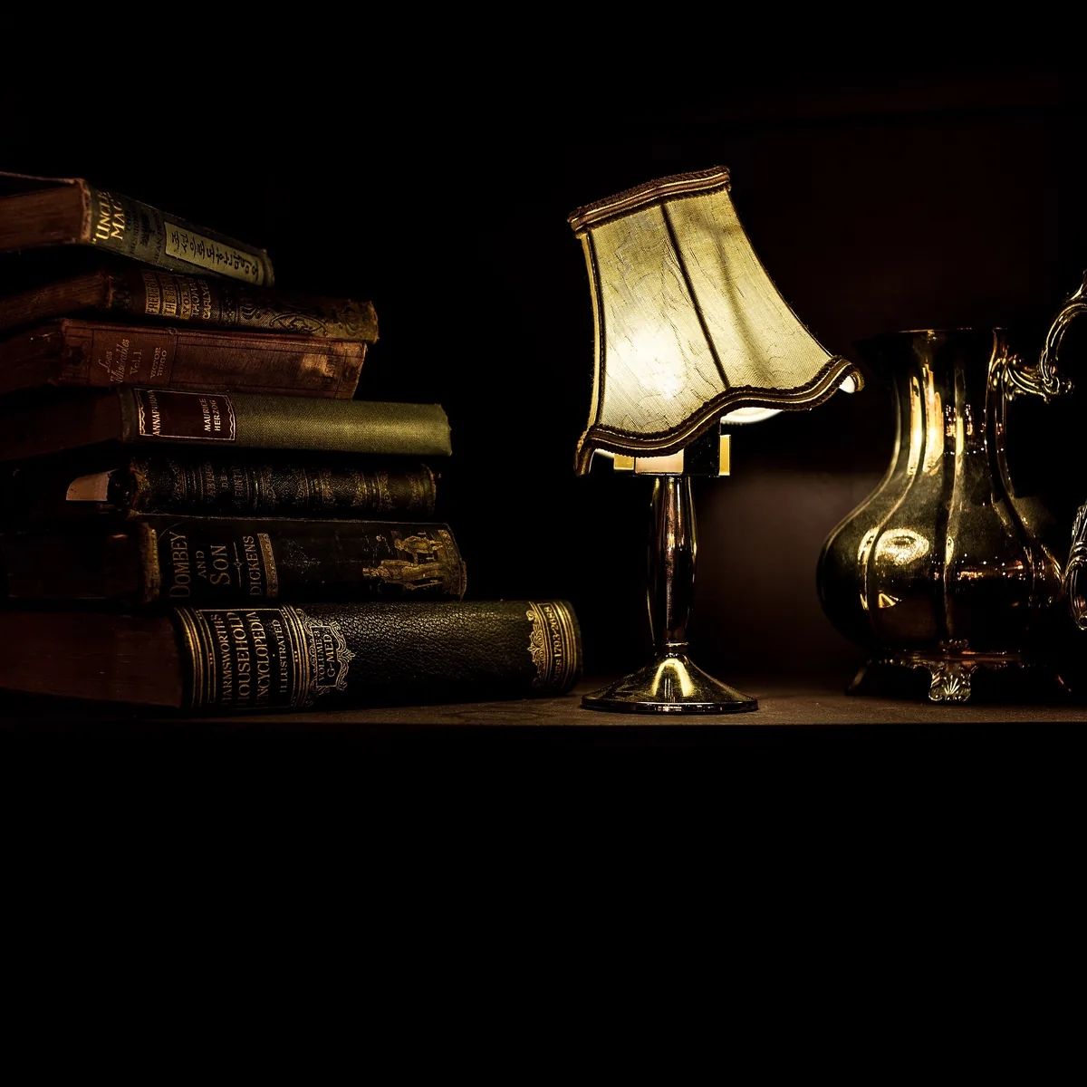 Livres anciens et une lampe sur une table